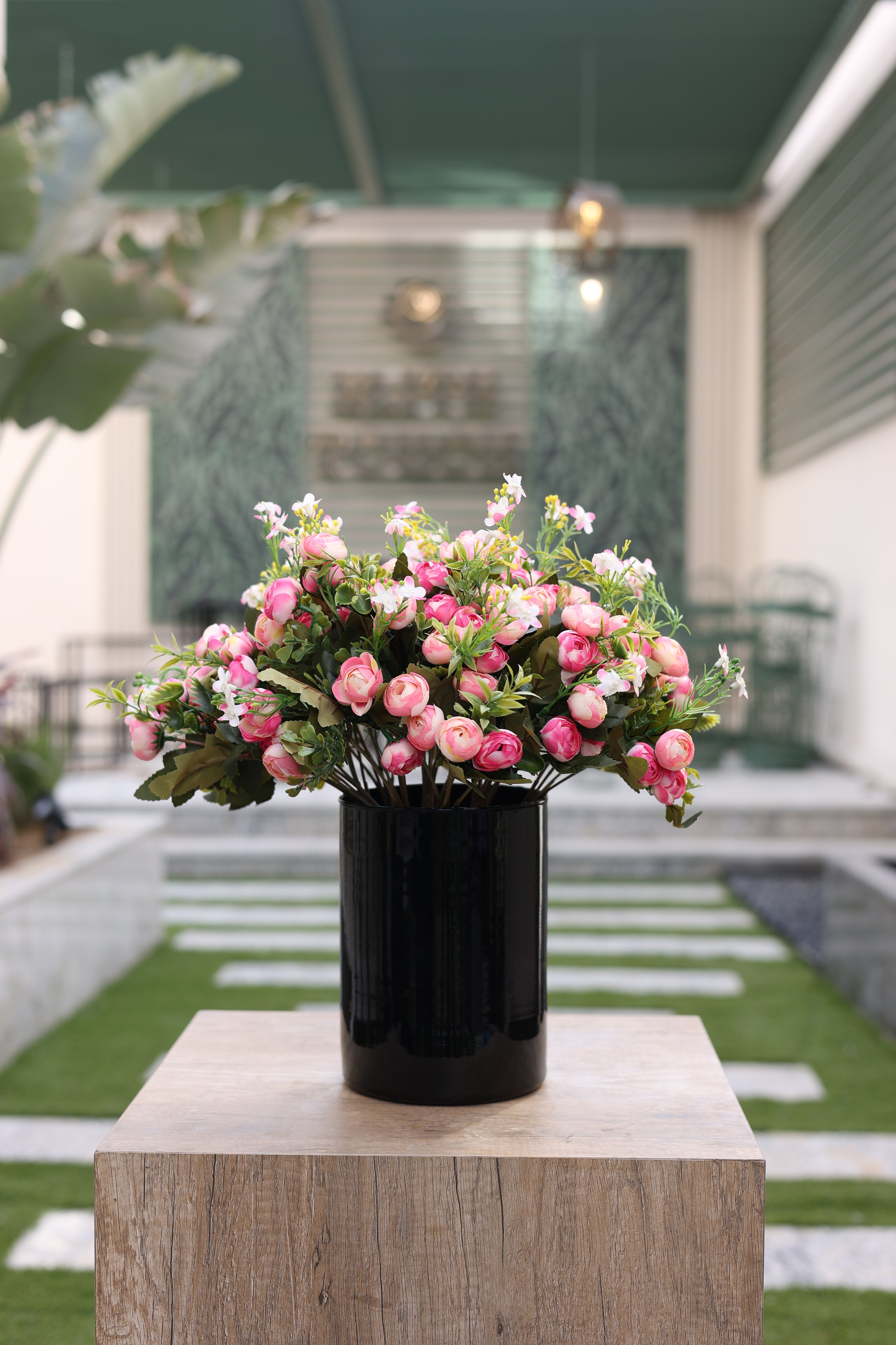 artificial baby roses 8 stem black vase Egypt