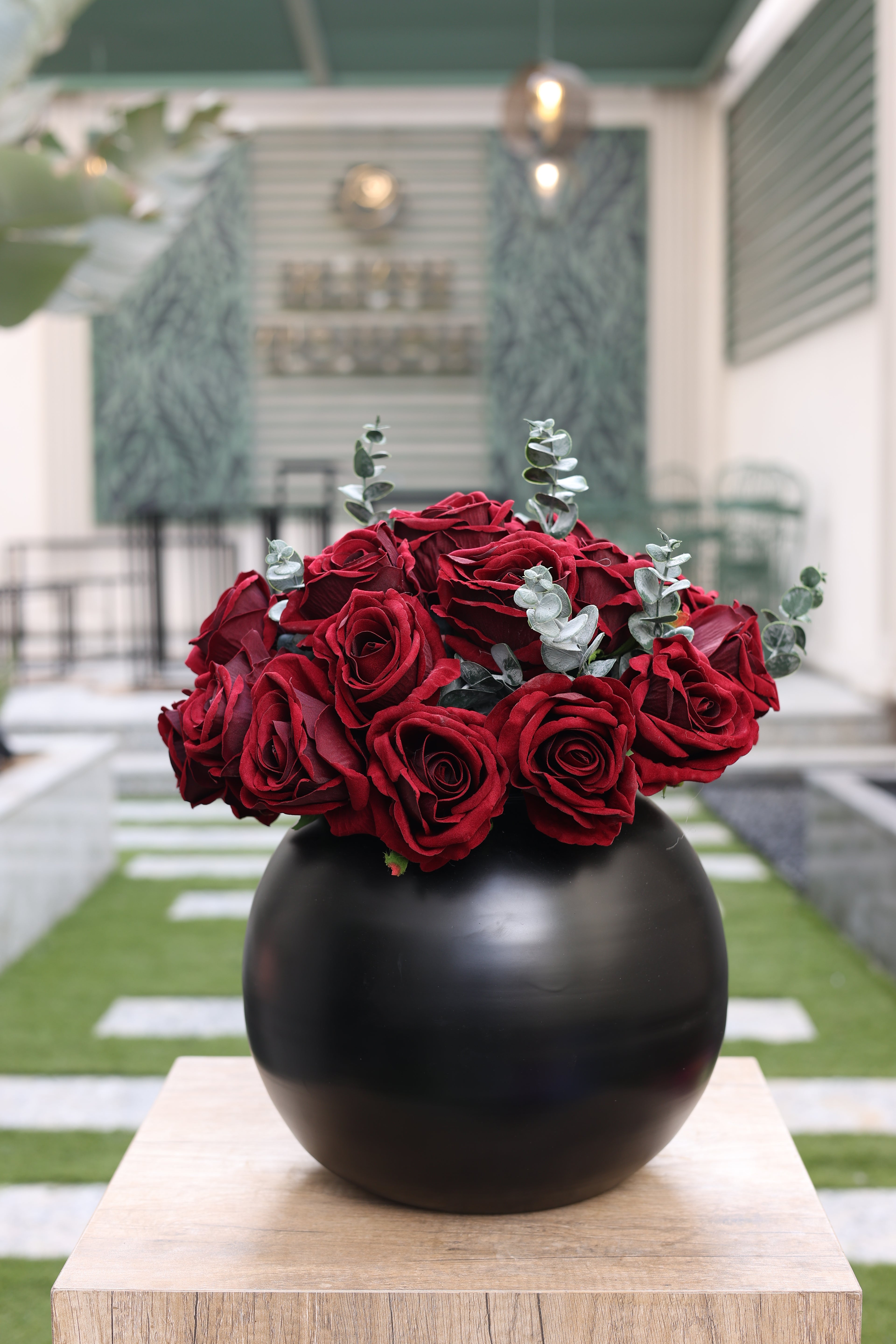 red artificial roses 16 stem in circular black vase Egypt